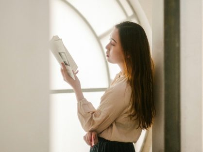 老花眼的科学真相：为什么有人40岁就老花，有人60岁还不用戴镜？